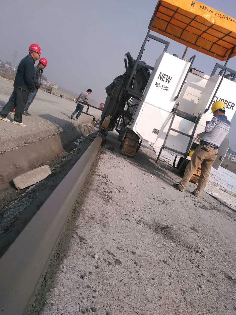 新路緣NC1300混凝土路緣石滑模機強大的背后不但是產品技術，還有完善的售后服務